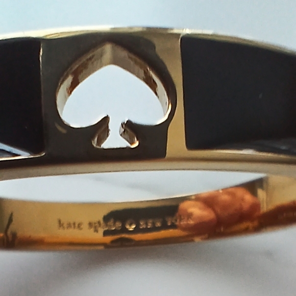 Kate Spade “Hole Punch Spade” Black Enamel Bangle – Gold Tone – NWT - Picture 5 of 6